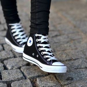 BLACK HIGHTOP CONVERSE
